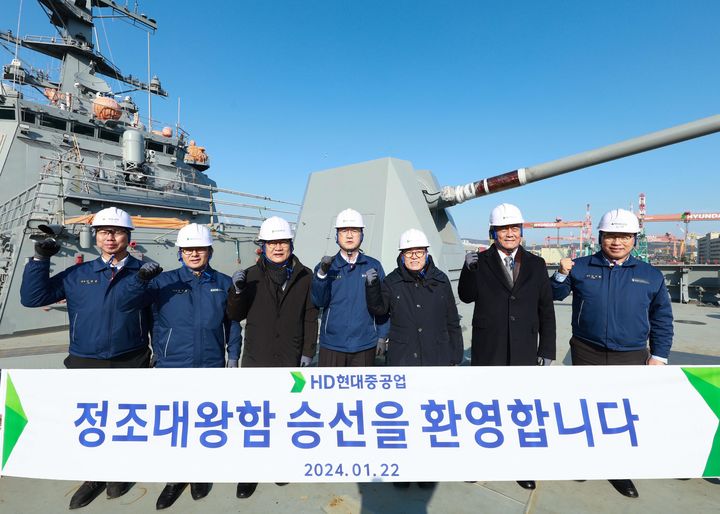 [울산=뉴시스] 22일 이채익 의원(오른쪽 세번째)과 권명호 의원(왼쪽 세번째), 이상헌 의원(오른쪽 두번째)이 HD현대중공업 특수선사업부 생산현장을 방문해 미래 대한민국 해군의 핵심 전력이 될 8200t급 차세대 이지스 구축함 '정조대왕함'에 승선해 회사 관계자들과 기념촬영을 하고 있다. (사진=HD현대중공업 제공) 2024.01.22. photo@newsis.om *재판매 및 DB 금지