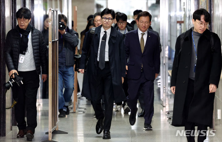 [서울=뉴시스] 추상철 기자 = 한동훈 국민의힘 비상대책위원장이 22일 오전 서울 여의도 국회로 출근하고 있다. 2024.01.22. scchoo@newsis.com