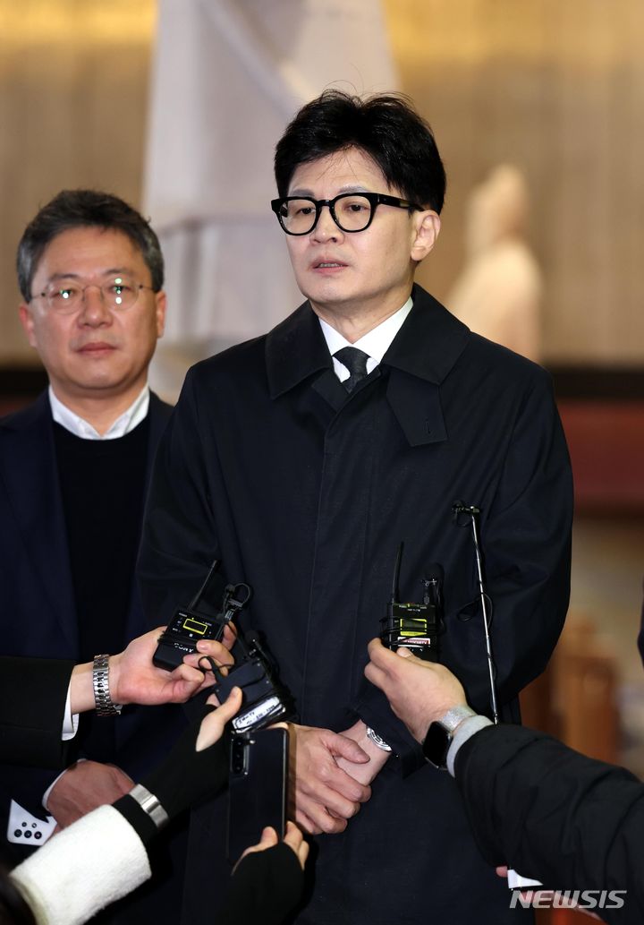 [서울=뉴시스] 조성봉 기자 = 한동훈 국민의힘 비상대책위원장이 22일 오전 서울 여의도 국회로 출근하며 취재진의 질문에 답변하고 있다. 2024.01.22. suncho21@newsis.com