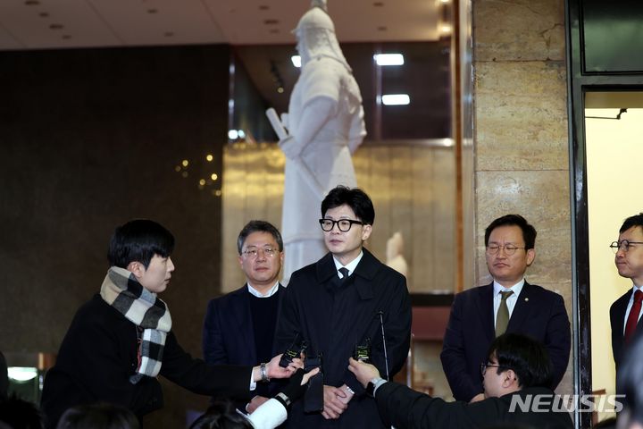 [서울=뉴시스] 조성봉 기자 = 한동훈 국민의힘 비상대책위원장이 22일 오전 서울 여의도 국회로 출근하며 취재진의 질문에 답변하고 있다. 2024.01.22. suncho21@newsis.com