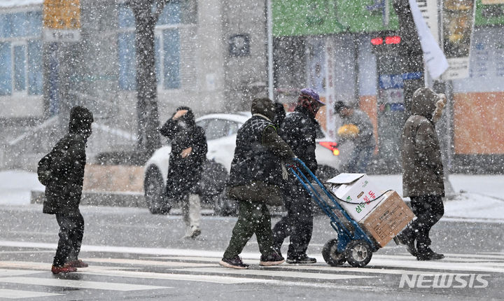 [광주=뉴시스] 김혜인 기자 = 광주·전남 일부 지역에 대설주의보가 내려진 22일 오전 광주 광산구 송정역 인근에서 시민들이 길을 걷고 있다. 2024.01.22. hyein0342@newsis.com