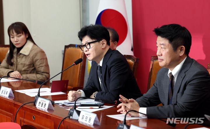 [서울=뉴시스] 조성봉 기자 = 한동훈 국민의힘 비상대책위원장이 22일 오전 서울 여의도 국회에서 열린 비상대책회의에서 발언을 하고 있다. 2024.01.22. suncho21@newsis.com