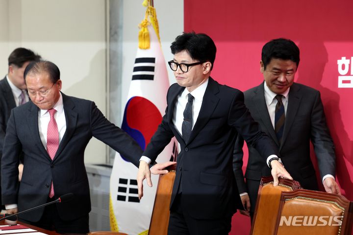 [서울=뉴시스] 조성봉 기자 = 한동훈 국민의힘 비상대책위원장이 22일 오전 서울 여의도 국회에서 열린 비상대책회의에 참석하고 있다. 2024.01.22. suncho21@newsis.com