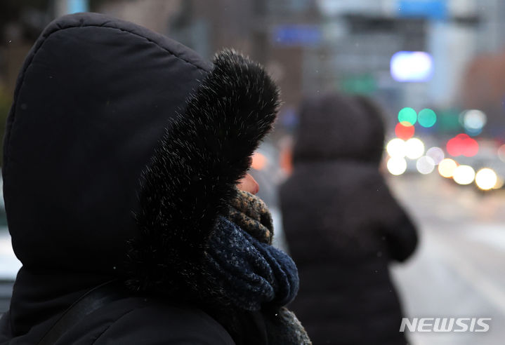 [서울=뉴시스] 최진석 기자 = 화요일인 23일은 전국 곳곳에서 눈이 내리겠고 특히 충남서해안과 전라권, 제주도 등 서해안 지역을 중심으로 많은 눈이 집중되겠다. 또 아침 최저기온이 -18도까지 떨어지는 등 강추위가 이어지겠다. 사진은 지난 22일 오전 서울 광화문네거리에서 시민들이 횡단보도 신호를 기다리고 있는 모습. 2024.01.22. myjs@newsis.com