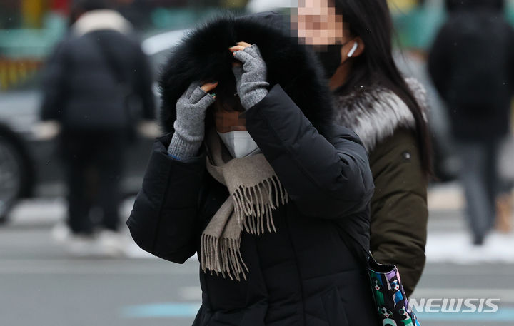 [서울=뉴시스] 최진석 기자 = 기온이 큰폭으로 떨어지며 강추위가 찾아온 22일 오전 서울 광화문네거리에서 시민들이 출근길 발걸음을 재촉하고 있다. 2024.01.22. myjs@newsis.com