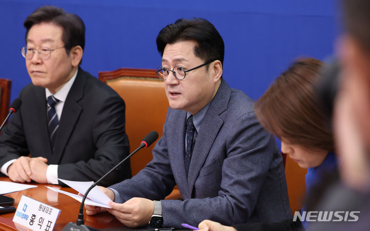 [서울=뉴시스] 추상철 기자 = 홍익표 더불어민주당 원내대표가 22일 오전 서울 여의도 국회에서 열린 최고위원회의에서 발언하고 있다. 2024.01.22. scchoo@newsis.com