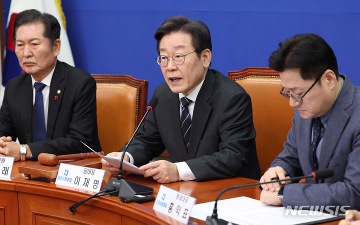 [서울=뉴시스] 추상철 기자 = 이재명 더불어민주당 대표가 22일 오전 서울 여의도 국회에서 열린 최고위원회의에서 발언하고 있다. 2024.01.22. scchoo@newsis.com