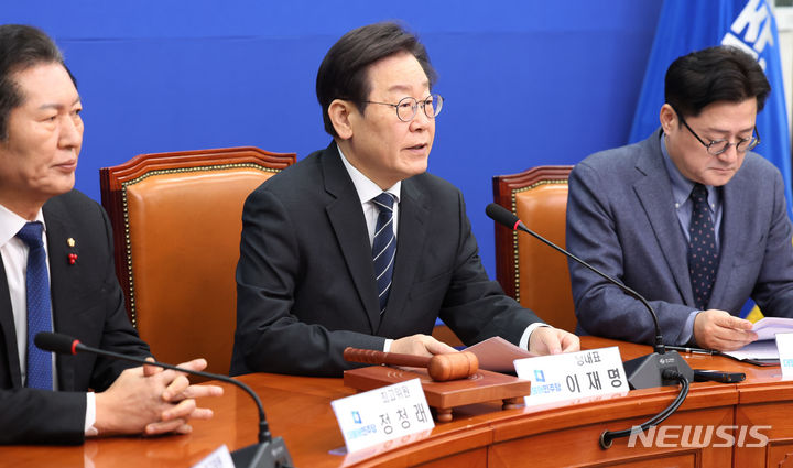 [서울=뉴시스] 추상철 기자 = 이재명 더불어민주당 대표가 22일 오전 서울 여의도 국회에서 열린 최고위원회의에서 발언하고 있다. 2024.01.22. scchoo@newsis.com