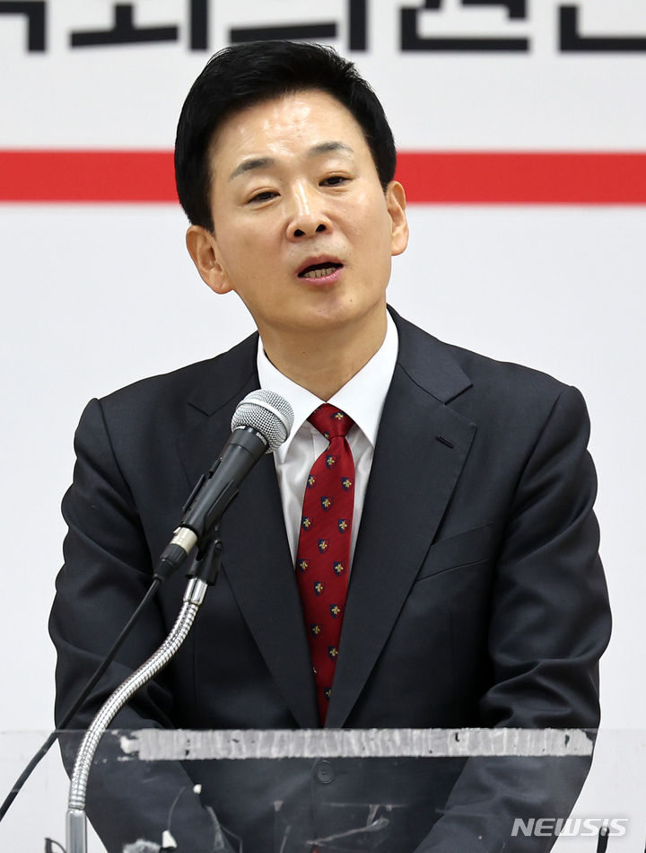 [대구=뉴시스] 이무열 기자 = 유영하 변호사가 22일 대구 수성구 국민의힘 대구시당에서 제22대 국회의원선거 대구 달서갑 출마 선언 기자회견을 하고 있다. 2024.01.22. lmy@newsis.com