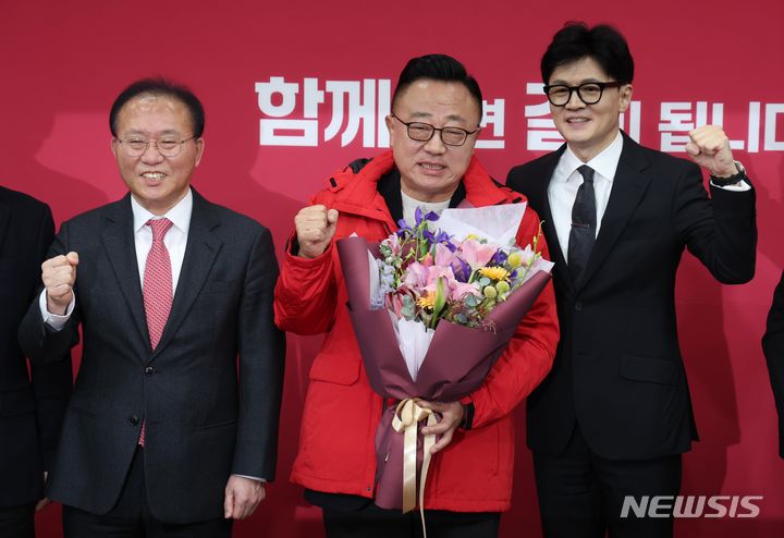 [서울=뉴시스] 조성봉 기자 = 한동훈 국민의힘 비대위원장과 윤재옥 원내대표가 22일 오전 서울 여의도 국회에서 열린 인재영입식에서 고동진 전 삼성전자 사장과 파이팅을 외치고 있다. 2024.01.22. suncho21@newsis.com
