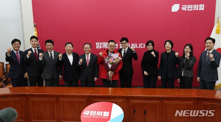 [서울=뉴시스] 조성봉 기자 = 한동훈 국민의힘 비대위원장과 윤재옥 원내대표가 22일 오전 서울 여의도 국회에서 열린 인재영입식에서 고동진 전 삼성전자 사장을 비롯한 참석자들과 파이팅을 외치고 있다. 2024.01.22. suncho21@newsis.com