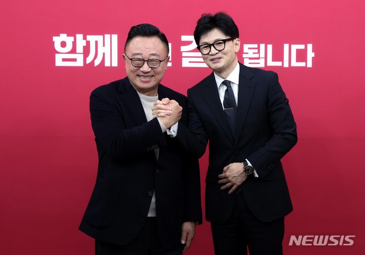 [서울=뉴시스] 조성봉 기자 = 한동훈 국민의힘 비대위원장과 고동진 전 삼성전자 사장이 22일 오전 서울 여의도 국회에서 열린 인재영입식에서 손을 잡고 총선 승리를 다짐하고 있다. 2024.01.22. suncho21@newsis.com