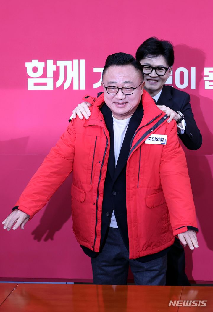 [서울=뉴시스] 조성봉 기자 = 한동훈 국민의힘 비대위원장이 22일 오전 서울 여의도 국회에서 열린 인재영입식에서 고동진 전 삼성전자 사장에게 당 점퍼를 입혀주고 있다. 2024.01.22. suncho21@newsis.com