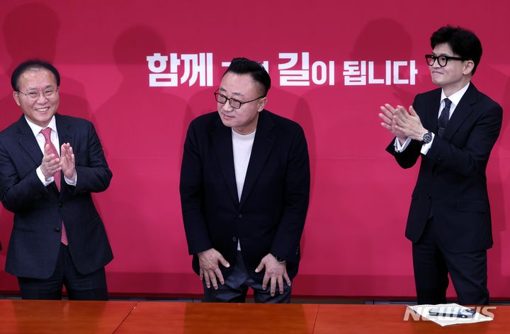 [서울=뉴시스] 조성봉 기자 = 한동훈 국민의힘 비대위원장과 윤재옥 원내대표가 22일 오전 서울 여의도 국회에서 열린 인재영입식에서 고동진 전 삼성전자 사장에게 박수를 치고 있다. 2024.01.22. suncho21@newsis.com
