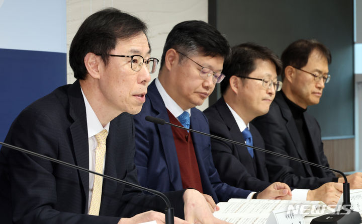 [세종=뉴시스] 강종민 기자 = 정정훈 기획재정부 세제실장이 지난 22일 세종시 정부세종청사에서 2023년 세법개정 후속 시행령 개정안의 주요내용을 발표하고 있다. 2024.01.23. ppkjm@newsis.com