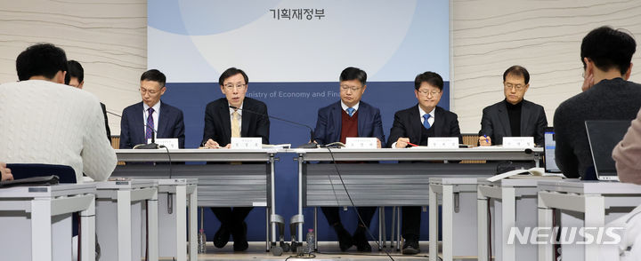 [세종=뉴시스] 강종민 기자 = 정정훈 기획재정부 세제실장이 지난 22일 세종시 정부세종청사에서 2023년 세법개정 후속 시행령 개정안의 주요내용을 발표하고 있다. 2024.01.23. ppkjm@newsis.com
