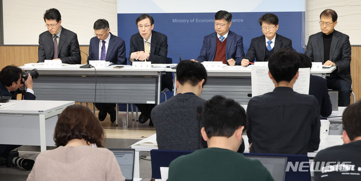 [세종=뉴시스] 강종민 기자 = 정정훈 기획재정부 세제실장이 지난 22일 세종시 정부세종청사에서 2023년 세법개정 후속 시행령 개정안의 주요내용을 발표하고 있다. 2024.01.23. ppkjm@newsis.com