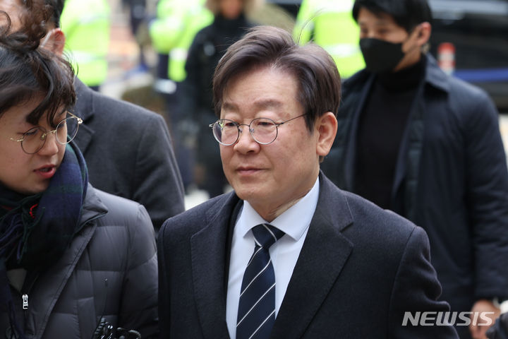 [서울=뉴시스] 권창회 기자 = 이재명 더불어민주당 대표가 22일 오후 서울 서초구 서울중앙지법에서 열린 검사 사칭 사건 위증교사 추가기소 관련 1차공판에 출석하고 있다. 2024.01.22. kch0523@newsis.com