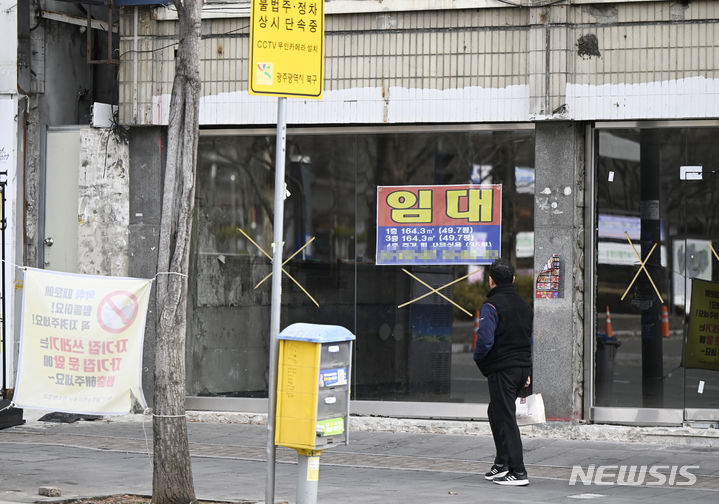 [광주=뉴시스] 박기웅 기자 = 22일 광주 북구 용봉동 전남대학교 후문의 한 상가에 임대 현수막이 붙어 있다. 2024.01.22. pboxer@newsis.com