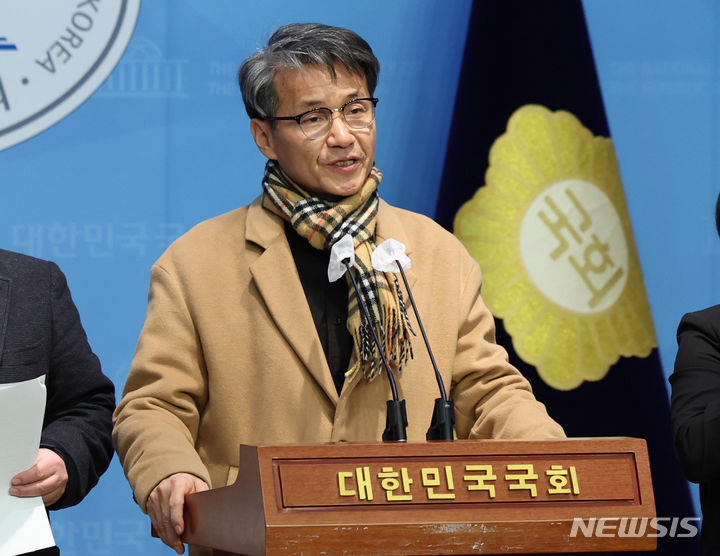 [서울=뉴시스] 추상철 기자 = 최재영 목사가 22일 오후 서울 여의도 국회에서 열린 '김건희 특검법 즉각 수용 촉구 및 이태원 특별법 거부권 관련 국민의힘 비대위 규탄' 시민사회 공동 기자회견에서 발언하고 있다. 2024.01.22. scchoo@newsis.com