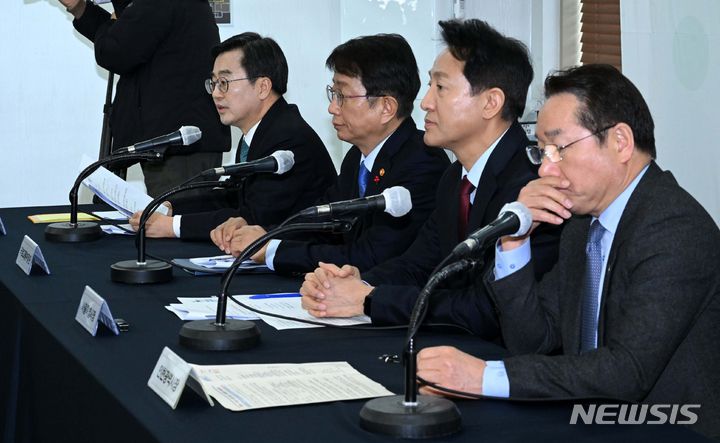 [서울=뉴시스] 홍효식 기자 = 김동연 경기도지사가 22일 오후 서울 중구 프레스센터에서 열린 기후동행카드·K-패스·The 경기패스·l-패스 등 대중교통 정기권에 관한 국토부·수도권 지자체 합동 기자설명회에서 발언하고 있다. (왼쪽부터) 김동연 경기도지사, 박상우 국토부 장관, 오세훈 서울시장, 유정복 인천시장. (공동취재) 2024.01.22. yesphoto@newsis.com