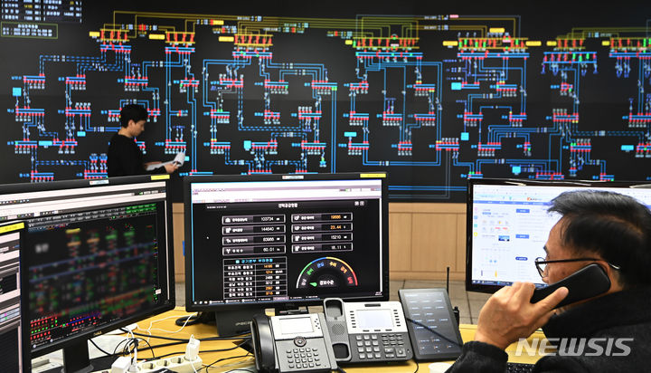 [수원=뉴시스] 김종택 기자 = 전국 대부분지역에 한파주의보가 발효된 22일 경기도 수원시 영통구 한국전력공사 경기지역본부 전력관리처 계통운영센터에서 관계자들이 전력수급현황을 점검하고 있다. 2024.01.22. jtk@newsis.com