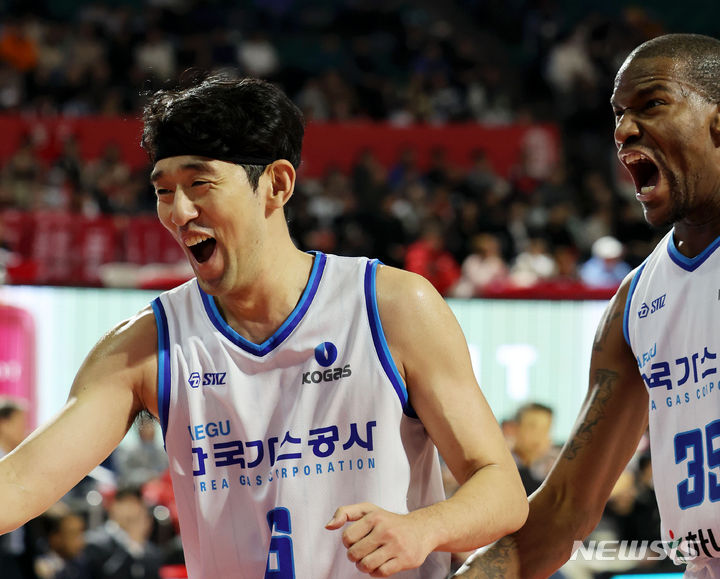 [서울=뉴시스] 홍효식 기자 = 22일 서울 송파구 잠실학생체육관에서 열린 2023-2024 KBL 프로농구 서울 SK 나이츠와 대구 한국가스공사 페가수스의 경기, 한국가스공사 차바위와 듀반 맥스웰이 득점에 기뻐하고 있다. 2024.01.22. yesphoto@newsis.com