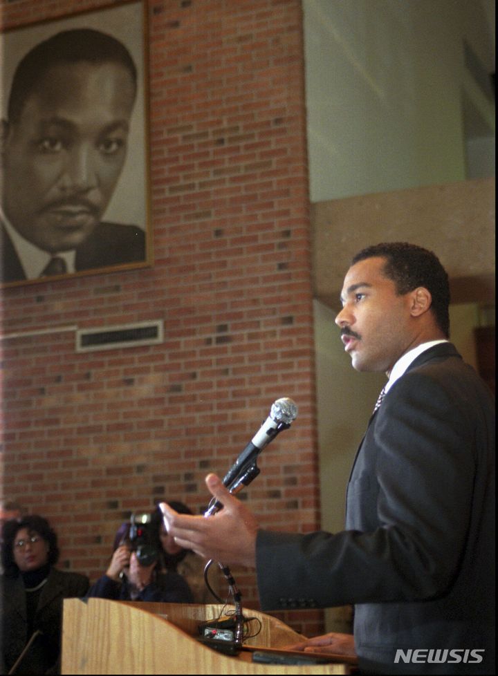 [AP/뉴시스] 1월22일 사망한 덱스터 스칸 킹 주니어(62)가 1997년 아틀랜타의 킹 센터에서 연설하고 있는 모습 . 2024.01.23.&nbsp; 