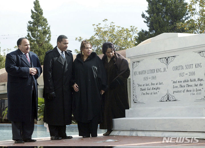 [애틀랜타( 미 조지아주)=AP/뉴시스] 2006년 건립된 마틴 루터 킹 주니어 목사 부부의 새 묘지판 앞에선 자녀들. 왼쪽부터 마틴 루서 킹 주니어 3세 , 덱스터 킹, 욜란다 킹, 버니스 킹.  2025.07.22.