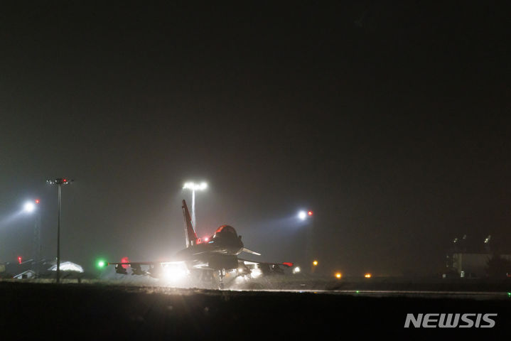 [아크로티리=AP/뉴시스] 영국 국방부가 2024년 1월 제공한 사진으로 키프로스 내 영국 영토 아크로티리 기지에서 영국 공군 전투기 '타이푼 FGR4'가 예멘 내 후티 군사 목표물을 공습하기 위해 이륙하고 있다.&nbsp; 2024.01.23.