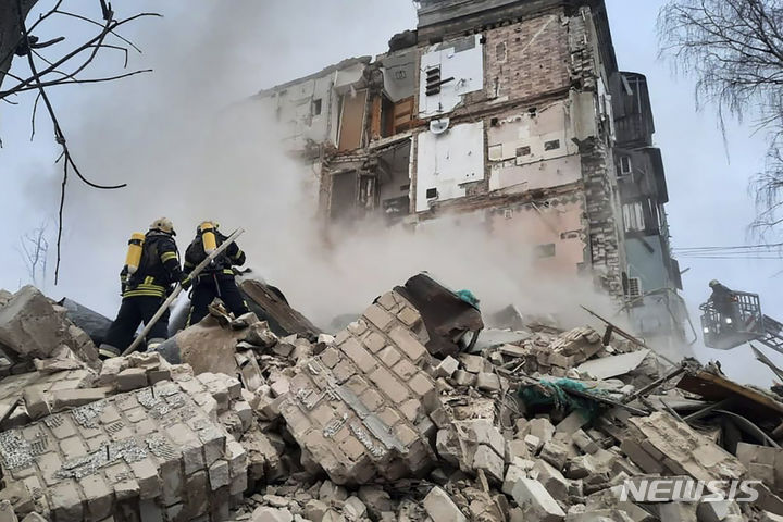 [하르키우=AP/뉴시스] 러시아가 23일(현지시간) 우크라이나 수도 키이우와 제2의 도시 하르키우 등에 대해 대규모 공습을 가하면서 최소 7명이 사망하고 약 70명이 부상을 입었다. 하르키우에서 소방대원이 공습으로 불이난 건물에서 진화작업 중인 모습. 2024.01.24