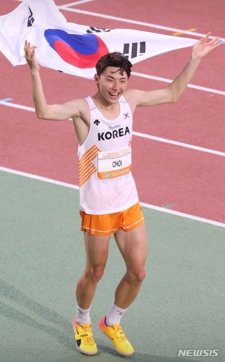 [용인=뉴시스] 용인시 직장운동경기부에 입단한 남자 육상 높이뛰기 최진우(사진=용인시 제공) 2024.01.23.photo@newsis.com