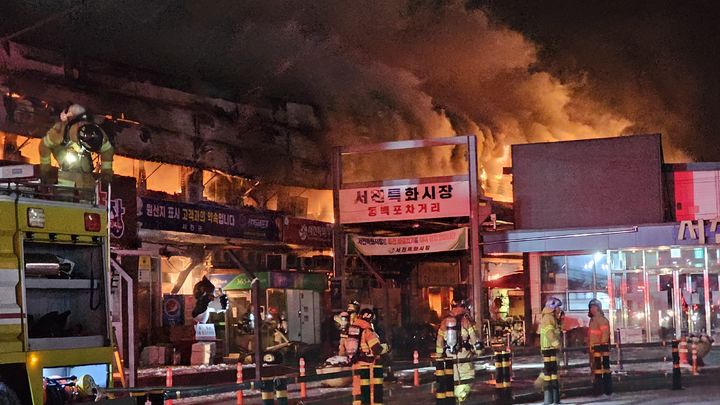 [서천=뉴시스] 충남 서천특화시장 화재. (사진= 이강선 서천군의원 제공) photo@newsis.com *재판매 및 DB 금지