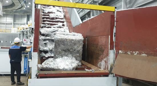 [서울=뉴시스] 지난 1월23일 한 재활용 공장에서 재생원료를 사용한 플라스틱을 만들고 있는 모습. (사진=환경부 제공) 2024.01.23. photo@newsis.com *재판매 및 DB 금지