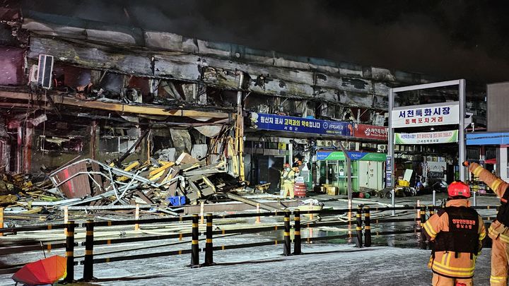 [서천=뉴시스]서천 특화시장이 22일 밤 11시 8분께 불이나 227개 점포가 전소됐다. 밖에서 바라본 서천특화시장의 전소된 모습. (사진=이강진 서천군의원 제공). 2024. 01. 23 *재판매 및 DB 금지