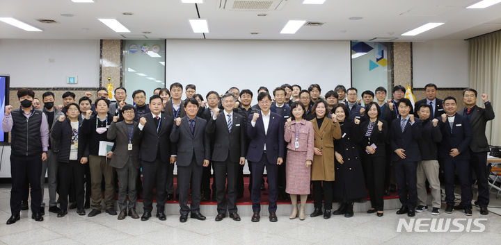 [안산=뉴시스] 이민근 안산시장(사진 앞줄 오른쪽 8번째)과 허숭 안산도시공사 사장(사진 앞줄 왼쪽 7번째) 등 도시공사 임직원이 22일 업무보고 후 기념촬영을 하고 있다.(사진=안산도시공사 제공) 2024.01.23.photo@newsis.com