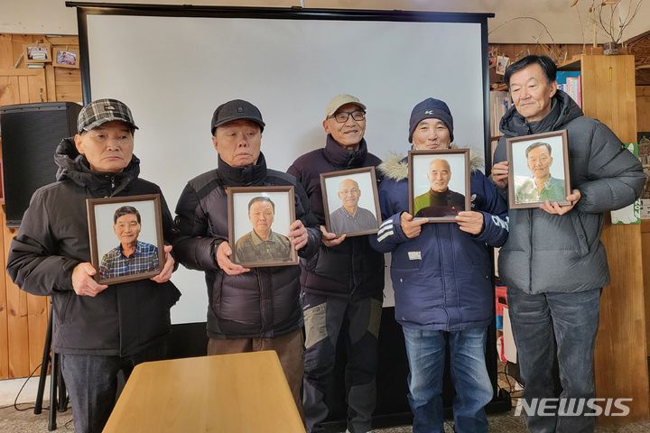 [부산=뉴시스] 김민지 기자 = 23일 오전 부산 동구 반빈곤센터에서 열린 영화숙·재생원 피해자 공영장례 서약식에서 피해자들은 영정사진을 전달받았다. 이날 참석한 피해자 배영식(왼쪽부터)씨, 황송환씨, 박상종씨, 김귀철씨, 손석주 영화숙·재생원피해생존자협의회 대표. 2024.01.23. mingya@newsis.com