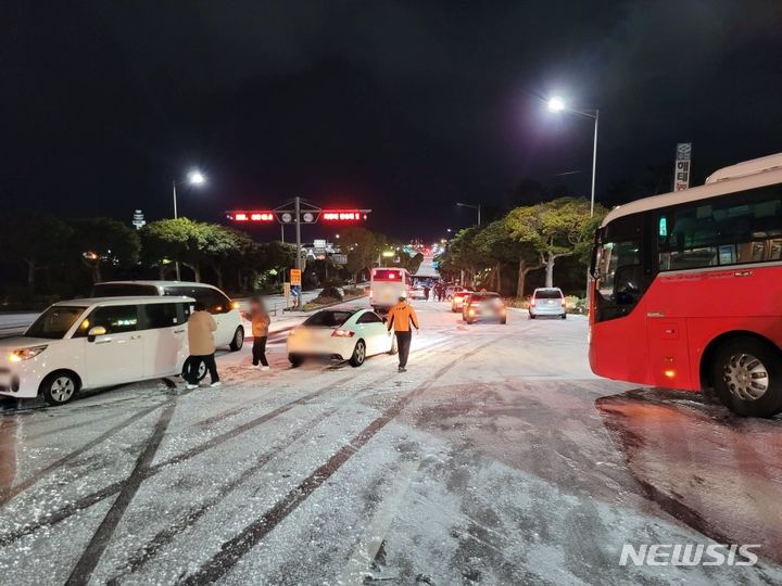 [제주=뉴시스] 강풍을 동반한 많은 눈이 내린 22일 오후 제주시 연동에서 차량과 버스가 눈길에 미끄러져 소방당국이 안전 조치에 나서고 있다. (사진=제주소방안전본부 제공) 2024.01.23. photo@newsis.com