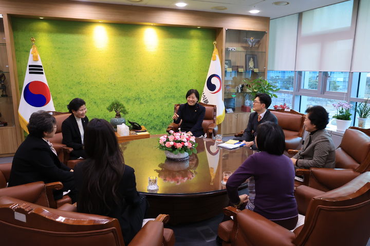 [세종=뉴시스]  송미령 농림축산식품부 장관이 23일 정부세종청사에서 여성농업인단체장과 간담회를 하고 있다.(사진=농식품부 제공) *재판매 및 DB 금지