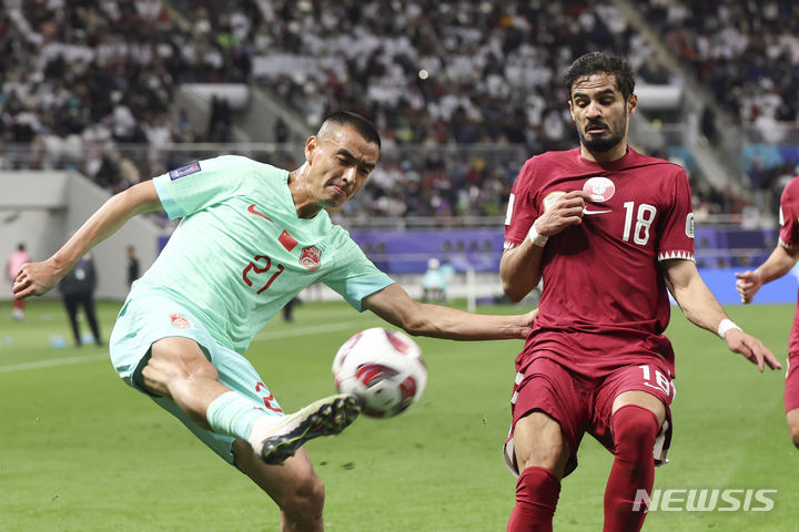 [도하(카타르)=뉴시스] 김근수 기자 = 22일(현지시각) 카타르 도하 칼리파 인터네셔널 경기장에서 열린 아시아축구연맹(AFC) 2023 카타르 아시안컵 A조 조별예선 3차전 카타르 대 중국의 경기, 전반 중국 류 빈빈이 크로스를 올리고 있다. 2024.01.23. ks@newsis.com