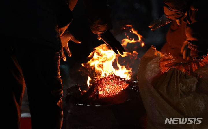 [대구=뉴시스] 이무열 기자 = 연일 강추위가 계속된 23일 오전 대구 북구 칠성시장에서 상인들이 모닥불에 손을 녹이고 있다. 2024.01.23. lmy@newsis.com