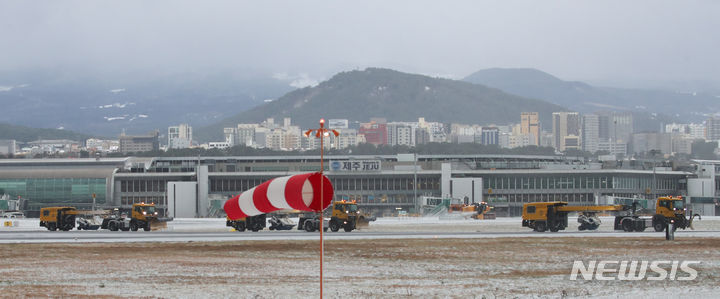 [제주=뉴시스] 우장호 기자 = 올해들어 가장 추운 날씨를 보이는 23일 오전 폭설로 인해 운항이 중단된 제주국제공항 활주로에서 제설차가 쌓인 눈을 치우고 있다. 2024.01.23. woo1223@newsis.com