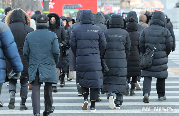 [서울=뉴시스] 권창회 기자 = 서울을 비롯한 수도권에 한파특보가 내려진 23일 오전 서울 종로구 광화문네거리에서 시민들이 두터운 옷을 입고 출근하고 있다. 2024.01.23. kch0523@newsis.com