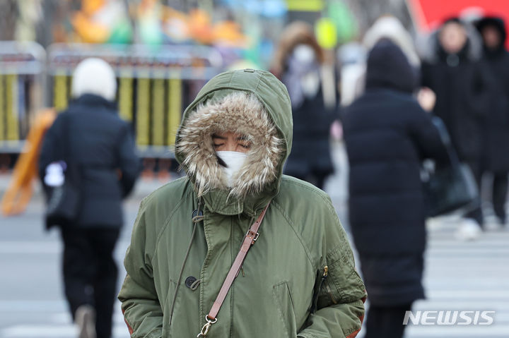 [서울=뉴시스] 권창회 기자 = 서울을 비롯한 수도권에 한파특보가 내려진 23일 오전 서울 종로구 광화문네거리에서 시민들이 두터운 옷을 입고 출근하고 있다. 2024.01.23. kch0523@newsis.com