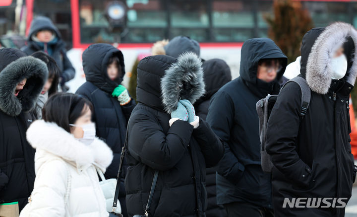 [서울=뉴시스] 권창회 기자 = 서울을 비롯한 수도권에 한파특보가 내려진 23일 오전 서울 종로구 광화문네거리에서 시민들이 두터운 옷을 입고 출근하고 있다. 2024.01.23. kch0523@newsis.com