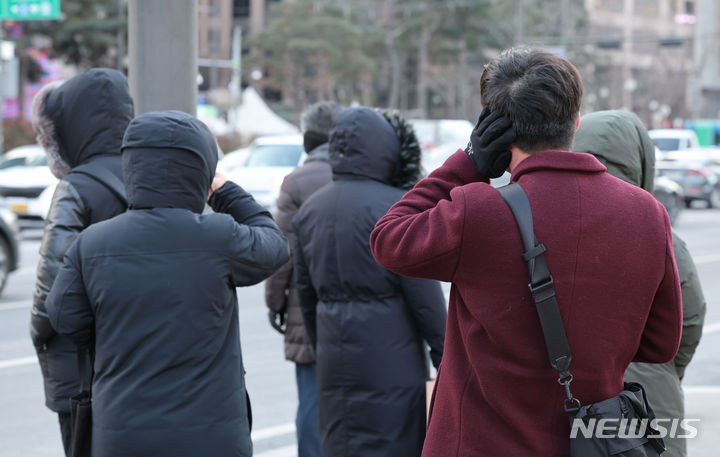 [서울=뉴시스] 권창회 기자 = 서울을 비롯한 수도권에 한파특보가 내려진 23일 오전 서울 종로구 광화문네거리에서 시민들이 두터운 옷을 입고 출근하고 있다. 2024.01.23. kch0523@newsis.com