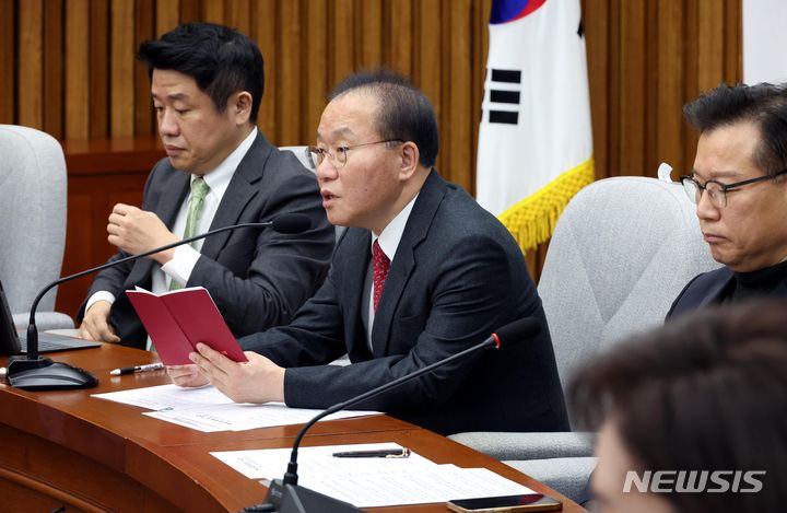 [서울=뉴시스] 조성봉 기자 = 윤재옥 국민의힘 원내대표가 23일 오전 서울 여의도 국회에서 열린 원내대책회의에서 발언을 하고 있다. 2024.01.23. suncho21@newsis.com