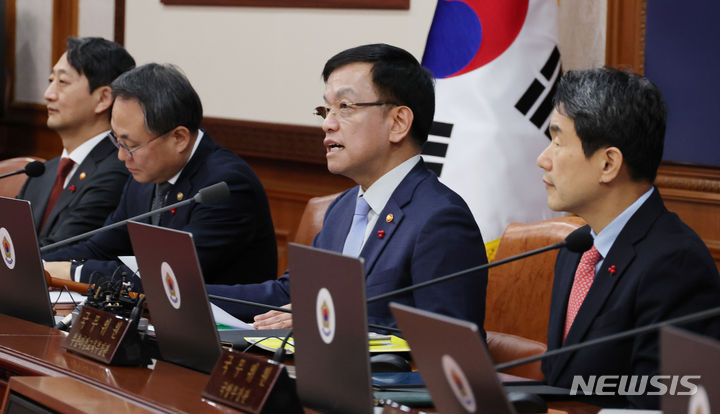 [서울=뉴시스] 김명원 기자 = 최상목 경제부총리 겸 기획재정부 장관이 23일 오전 서울 종로구 정부서울청사에서 열린 국무회의에 참석해 발언하고 있다. 2024.01.23. kmx1105@newsis.com