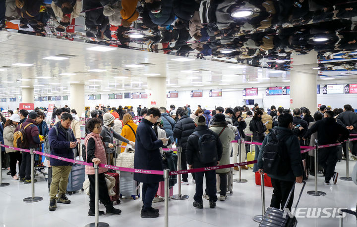 [제주=뉴시스] 우장호 기자 = 올해들어 최강 한파가 찾아온 23일 오전 제주국제공항 3층 대합실에 제주를 떠나려는 이용객들이 몰려 북적이고 있다. 2024.01.23. woo1223@newsis.com