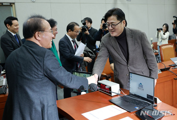 [서울=뉴시스] 고범준 기자 = 윤재옥 국회운영위원회 위원장과 홍익표 더불어민주당 원내대표가 23일 오전 서울 여의도 국회에서 운영위원회 전체회의에 앞서 악수하고 있다. 2024.01.23. bjko@newsis.com